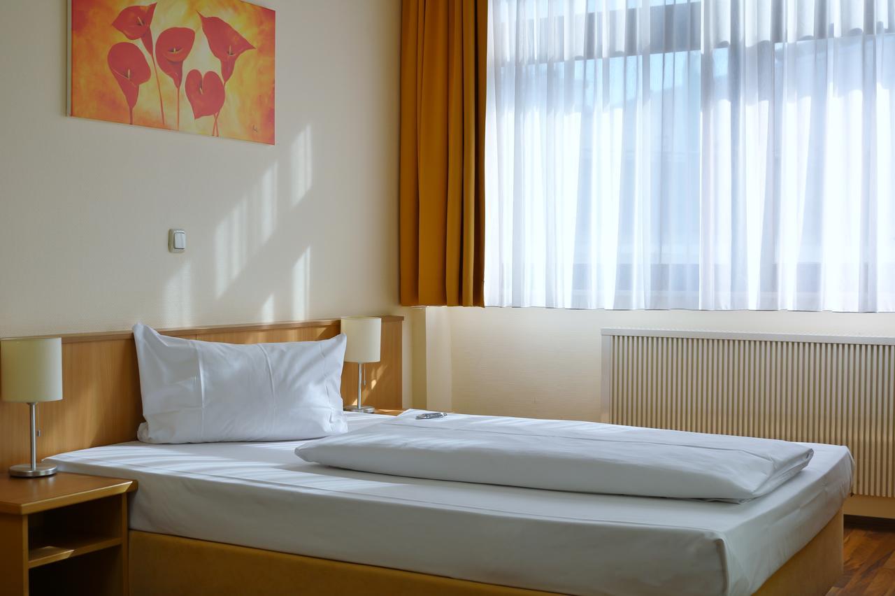 Hotel Zur Rebe ホーホハイム・アム・マイン エクステリア 写真